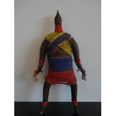 Sculptura africana reprezentand un barbat, impodobita cu margele